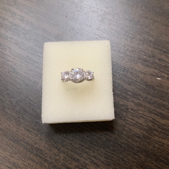 Sterling silver and cubic zirconia ring - Picture 3 of 5